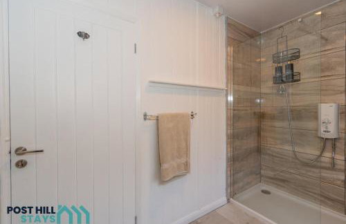 Large 4BR - Ideal Long Stays - Parking - Fast WiFi - Foto 35