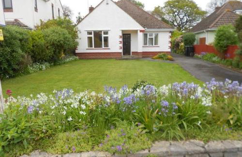 AVON BEACH RETREAT by BOURNECOAST- A Lovely Bungalow by the Sea with a Garden and Parking - HB2087 - Foto 1