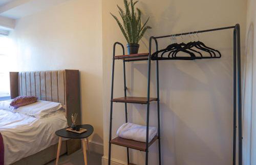 Zeenat Central Bury - Modern 2BR with Free Parking Sleeps 6 - Foto 16