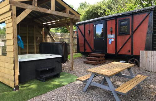 Luxury cosy carriage with electric private hot tub - Photo 1