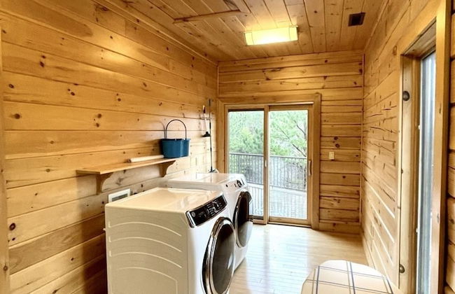 A true log cabin with 360 degree mountain views - Pet and Motorcycle friendly! 5 Bedroom Cabin by RedAwning - Foto 25