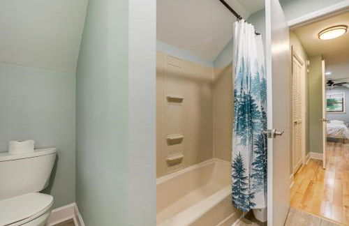 Creek View and Hot Tub Woodsy Maggie Valley Cottage - Foto 26