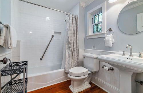 Secret Garden Hideaway l Walk to DNTN l Sleeps 8 - Foto 33