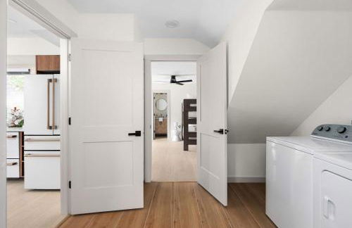 Luxury Zilker Home Pool Hot Tub and 2 Kitchens - Photo 59