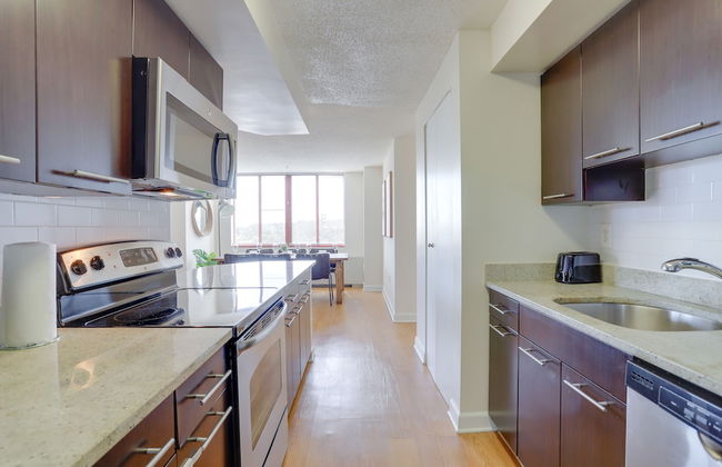 Gorgeous Apt with Rooftop City View - Photo 18