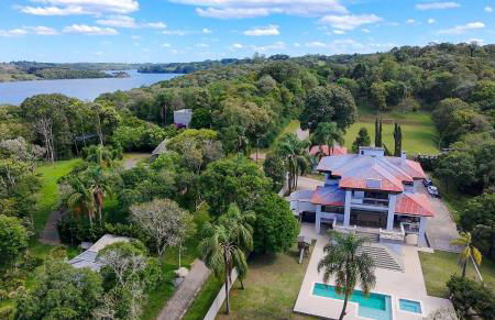 Refúgio de Luxo e Piscina à beira do Passaúna - Photo 2