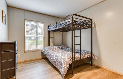 Hudson Oaks Country Creekside Home Hot Tub and Deck - Photo 15