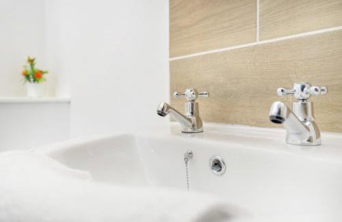 NEW! Stylish 5-Bed Apartment in Stockton-on-tees by Stay With Us, Perfect for Contractors & Large Groups, FREE Parking! - Foto 53