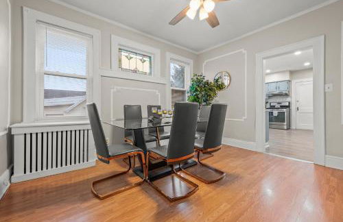 2-Story Stay with Game Lounge & Free Parking Spots - 5 mins to NYC Train - Foto 8