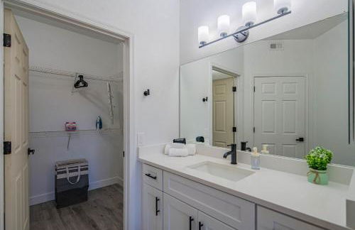 Amiable 2BD King Bed with Pool, Hot Tub, Gym, Parking - Foto 30