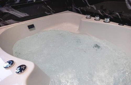 Luxury 2-Bed Apartment - Stylish Comfort and Design - Foto 30