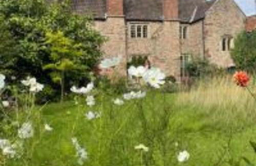 Tudor Romance- a historic manor house for holiday and corporate stays - Foto 12