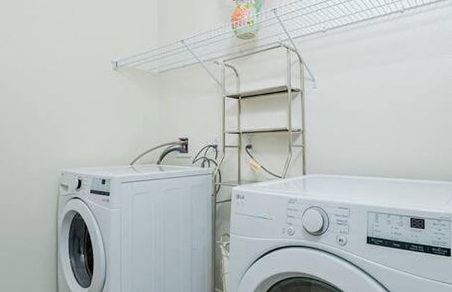 Luxurious Ontario Townhouse Ideal Family Retreat - Photo 54