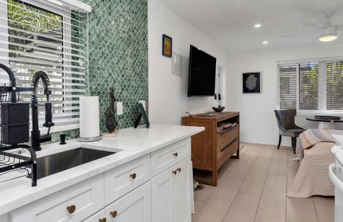 Charming Studio w Pool One Mile to Beach Pets Welcome - Foto 9