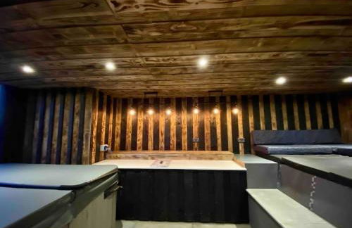 Luxury Accom with Amazing Views over Rudyard Lake - Photo 25