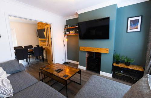 Steel Town Lodge - Contractor & Family Stay with Dart Board - Foto 5