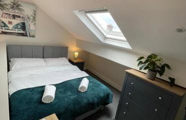 Spacious 3 Bed Home with Free Parking - Photo 7