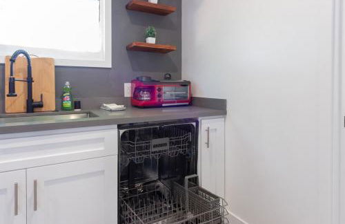 Modern Private Guesthouse with Parking, Yard, and Washer Dryer - Foto 27