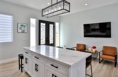 H&H New Built 2023 Hidden Gem Heart of OC 3 Queen Beds - Foto 6