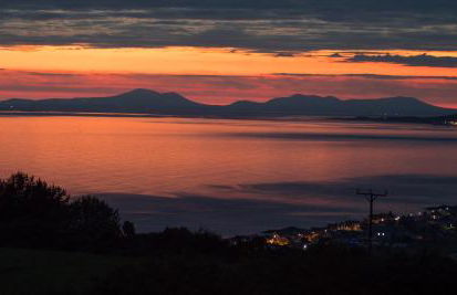 Enlli Fach cabin sleep's 2 adults and 2 children 2 dogs welcome not suitable for contract workers due to parking height restrictions - Photo 37