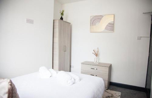 Stylish Home, hosted by ESONGRACE Stays, Stoke-on-Trent - Perfect for Families - Contractors - Holiday makers - Emergency Housing - Professionals, Relocators - Foto 20