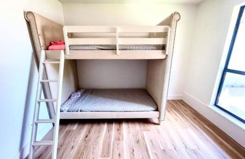 Fayetteville Retreat - Centrally located - Next to Washington Regional Hospital - Photo 19