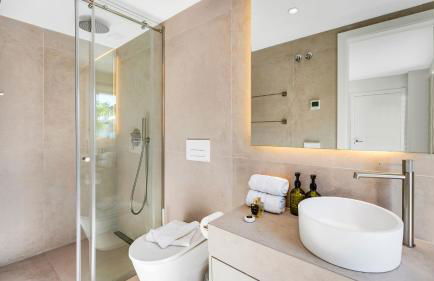 VACATION MARBELLA I Villa Ava, Private Heated Pool, Rooftop Hot Tub, Sauna, Luxury Interior, Golf and Sea Nearby - Foto 29