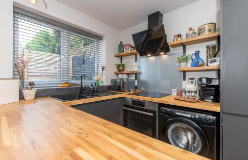 The Lodge - Elegant Comfort in a Peaceful Setting - Photo 14