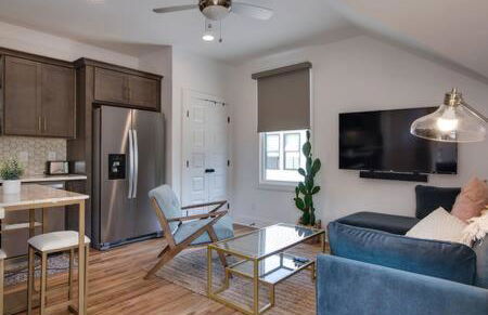 Charming East Nash Retreat, Walk to Dining Faves, Cozy Den, Workspace and Smart TVs, Plush Velvet Sofa, Full Kitchen & Garage, Near Mas Tacos & Five Points, 10 Min to Broadway, 24 Hr Hospitality - Foto 10