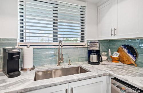 Ocean View Balcony just STEPS to the Beach with Pool, Parking and Wi-Fi! - Foto 14