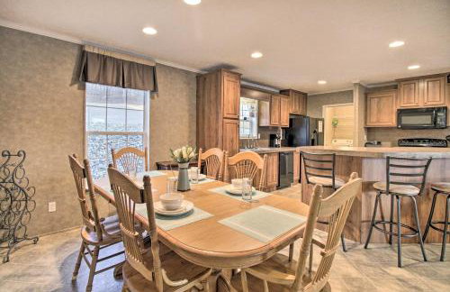 Family Lake Retreat w/ Screened Deck! - Foto 5