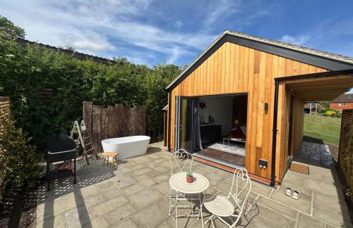 Luxury Spa Cabin with Outdoor Bath, Sauna & Fireplace - Foto 1