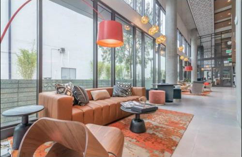 Hollywood Penthouse with Balcony & Pool View - Photo 20