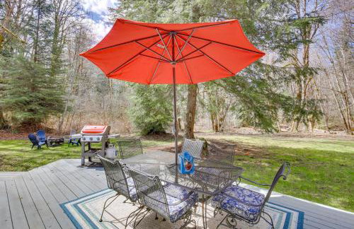 Peaceful Rhododendron Cabin with Fire Pit and Hot Tub! - Foto 26