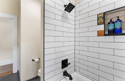 3BR Home Large Kitchen Mins To DwnTwn - Photo 4