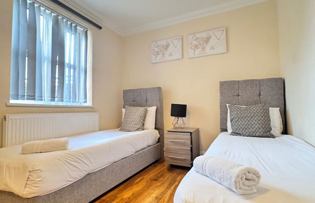 Stay Near Heathrow! Pristine, Convenient & Only 5 Mins to the Terminals - Photo 3