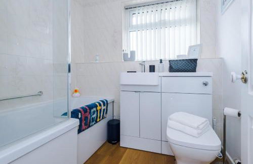 4BR Home for 8, Full Kitchen, Parking, WiFi in Northwich - Photo 73