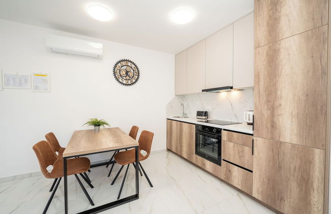 Poolside Hideout Apartments - Photo 13