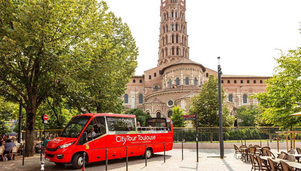 El autobús rojo frente a la basílica de Saint Sernin