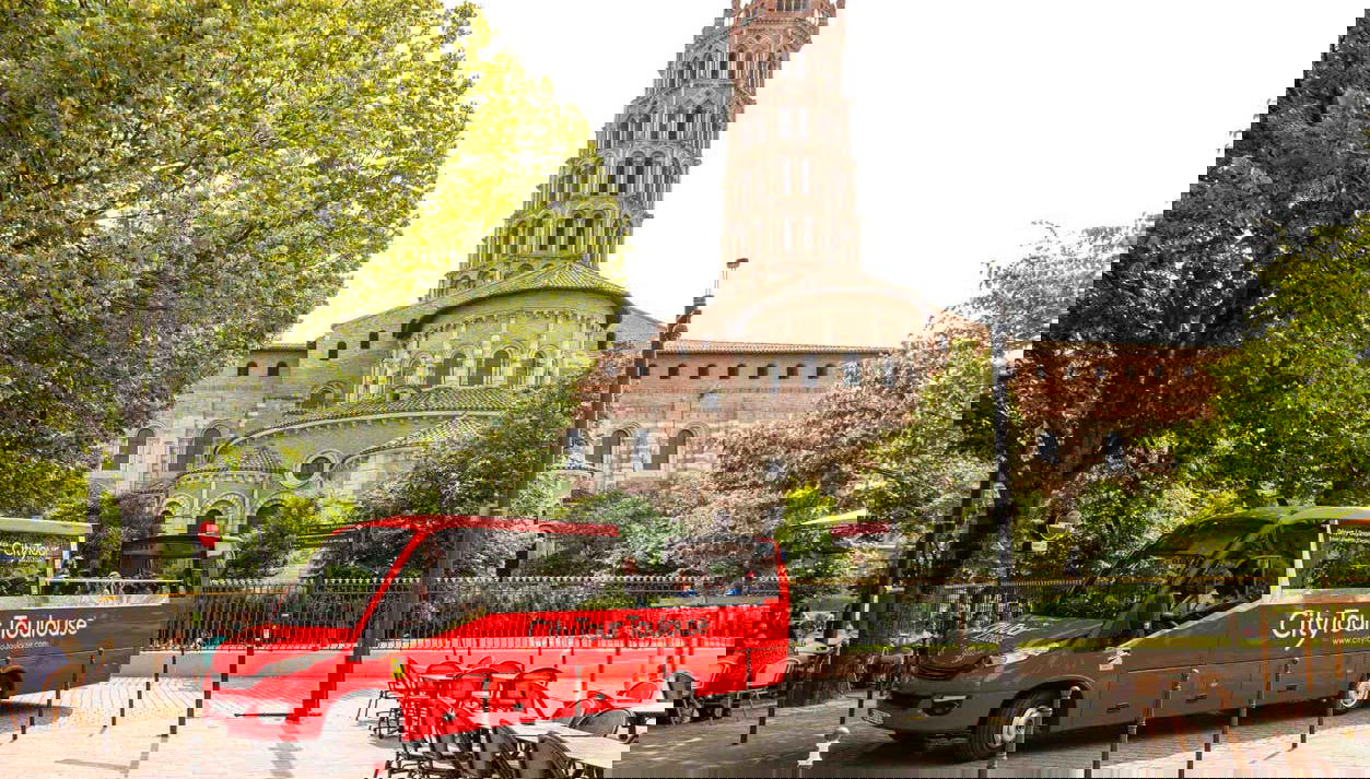 Le bus rouge devant la basilique Saint-Sernin