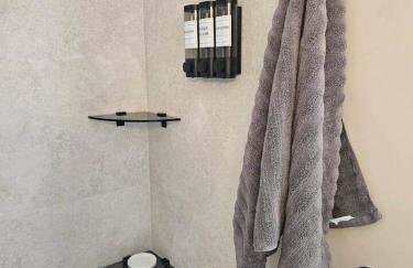 Quaint house, king bed 2min from down town - Photo 51