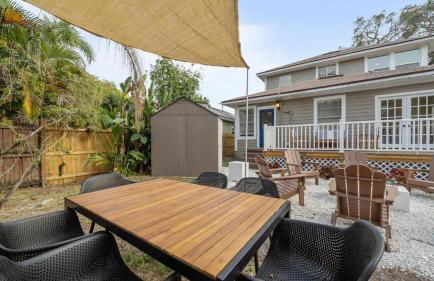 Modern Moroccan Villa w/ Firepit, BBQ + Game Room! - Foto 14