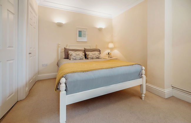 Douglas House - Photo 3