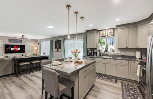 Modern 5BR, Kid-Friendly Home In Poconos with Pool Table - Foto 32