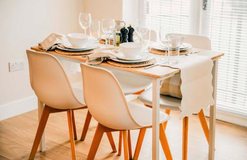 Modern Central 2 Bed Apartment with Parking - Photo 18