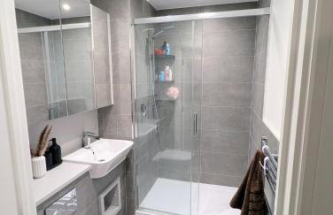 Modern 2 Bed - 2 Bath Flat near Central London with Parking Space - Foto 16