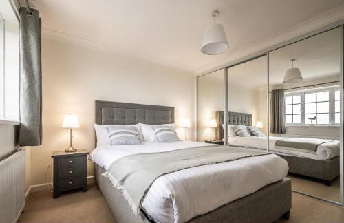 4 Bed Retreat with Balcony & Estuary views - Photo 8