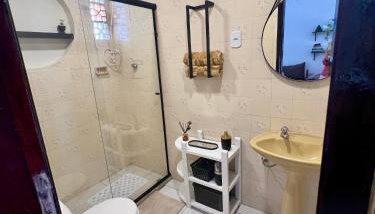 Casa estilo chale dúplex com 3 quartos, churrasqueira, balanço, chuveirão e a uma quadra da praia - Foto 2