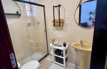 Casa estilo chale dúplex com 3 quartos, churrasqueira, balanço, chuveirão e a uma quadra da praia - Foto 2