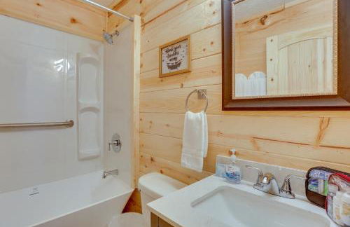 Mtn-View Gem Flat Rock Retreat with Deck and Grill! - Foto 18